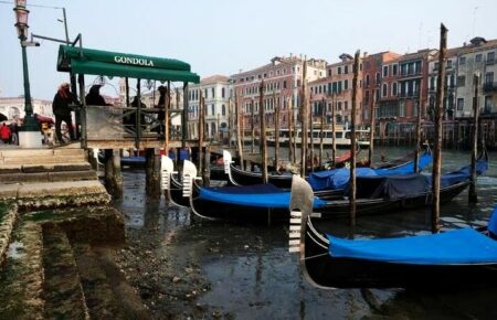 В Венеции из-за теплой зимы пересыхают каналы