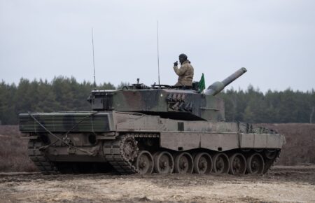 Як українські воїни у Польщі тренуються на танках Leopard (ФОТО)