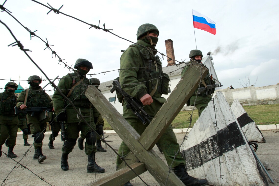 На північ Криму вантажівками звозять військових РФ