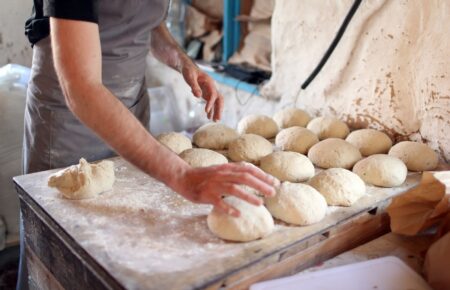 Мрію, що «Хатинка пекаря» буде й освітнім центром — засновник пекарні у Бучі