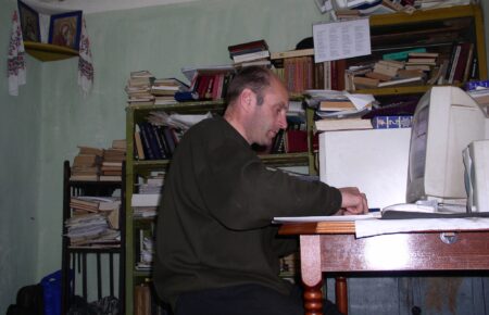 «Брат поховав брата просто на подвір'ї, перед хатою, в Ірпені»: рік тому росіяни з танка вбили перекладача Олександра Кислюка