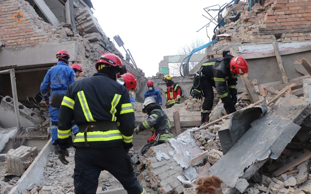 Россия ударила по общежитиям и лицею в Киевской области, под завалами есть люди — ГСЧС