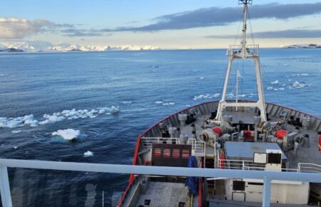 Криголам «Ноосфера» доправив команду 28-ї антарктичної експедиції на станцію Вернадського (ФОТО)