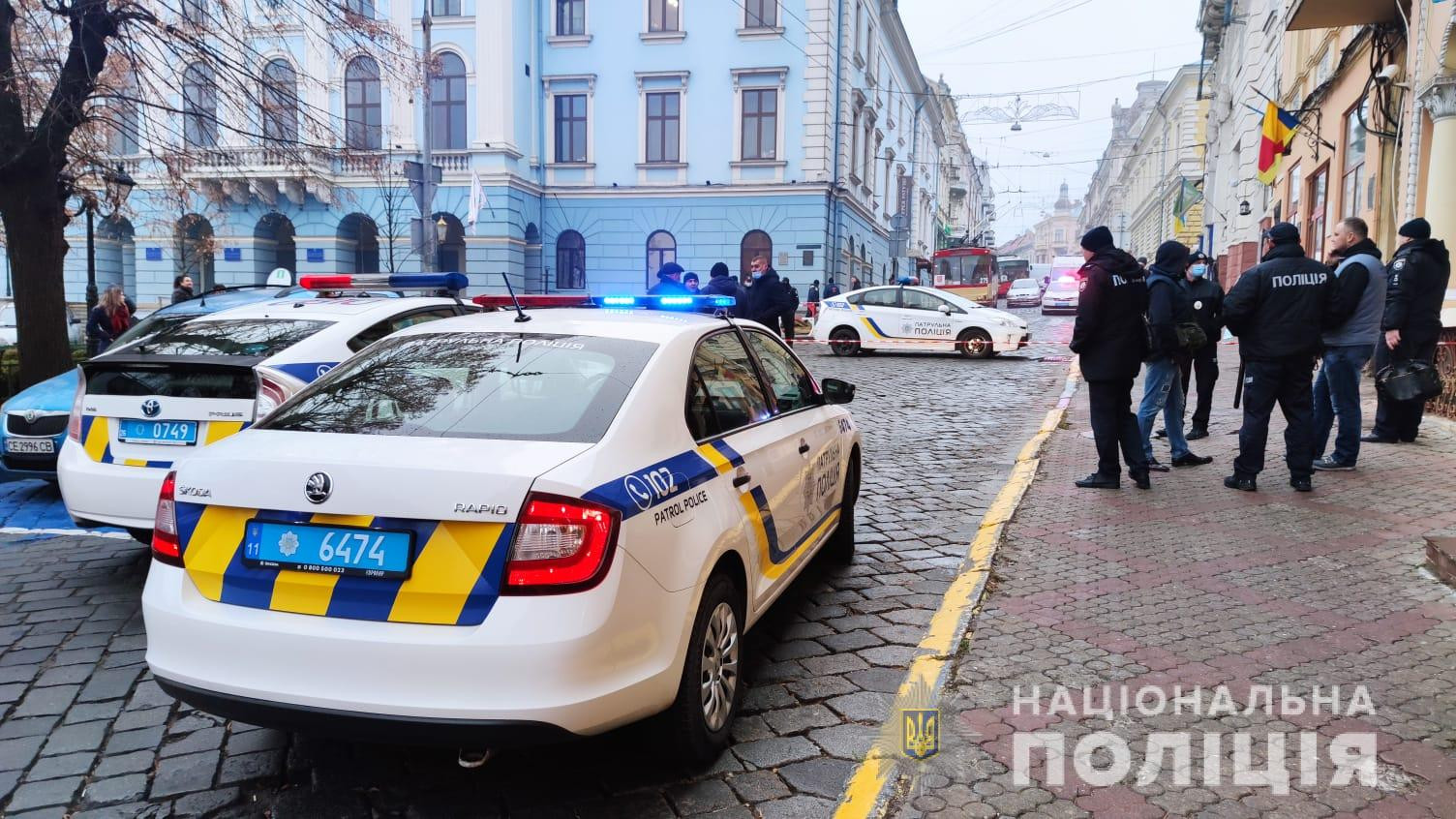 В Черновцах мужчина угрожает взорвать гранату в здании суда