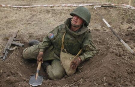 Российским солдатам приказывают штурмовать украинские позиции лопатами — британская разведка