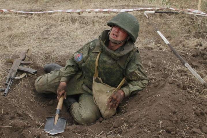 Российским солдатам приказывают штурмовать украинские позиции лопатами — британская разведка