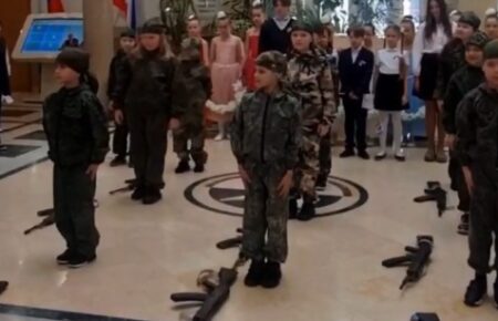 Окупанти влаштували військовий вишкіл для школярів і вихованців дитсадка у Севастополі (ВІДЕО)