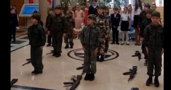 Окупанти влаштували військовий вишкіл для школярів і вихованців дитсадка у Севастополі (ВІДЕО)