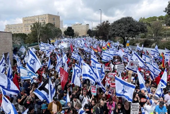 «У правих пабліках поширюють заклики бити демонстрантів, підтягуються так звані «тітушки» — журналіст про протести в Ізраїлі