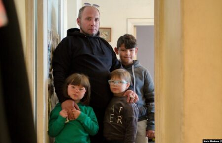 «Моїм дітям сказали, що тато не приїде, а я зміг дістатися до Москви за два дні» — історія полоненого з Маріуполя