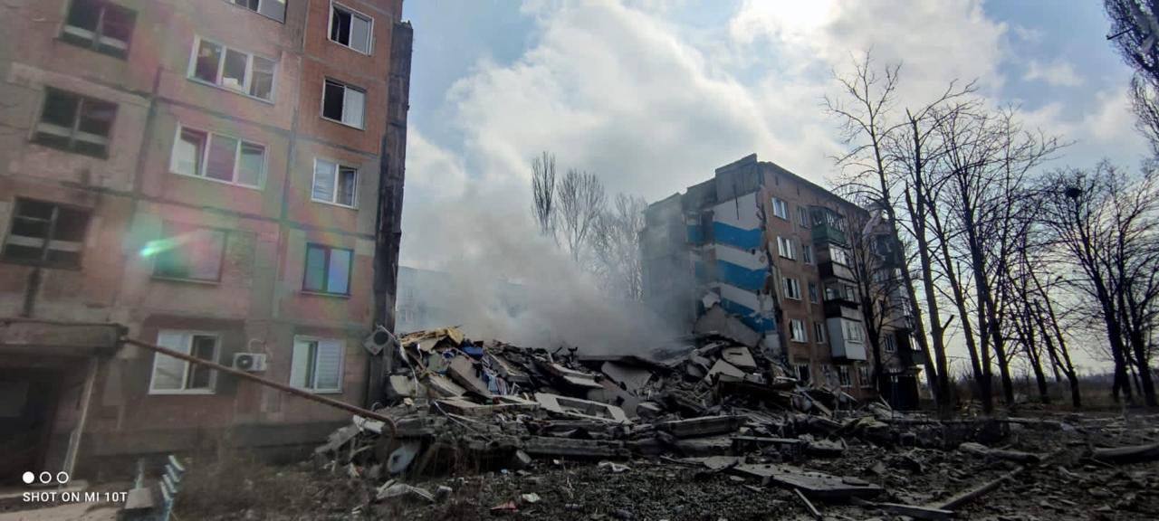 Оккупанты нанесли ракетный удар по Авдеевке, разрушены две многоэтажки (ФОТО)