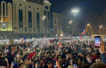 Протестувальники у Тбілісі висунули владі умови й оточили парламент (ВІДЕО)