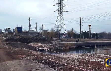 В Мариуполе оккупанты засыпали мусором русло реки Кальчик (ВИДЕО)