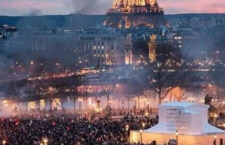 Французи вимагають відставки Макрона — тисячі людей вийшли на протест