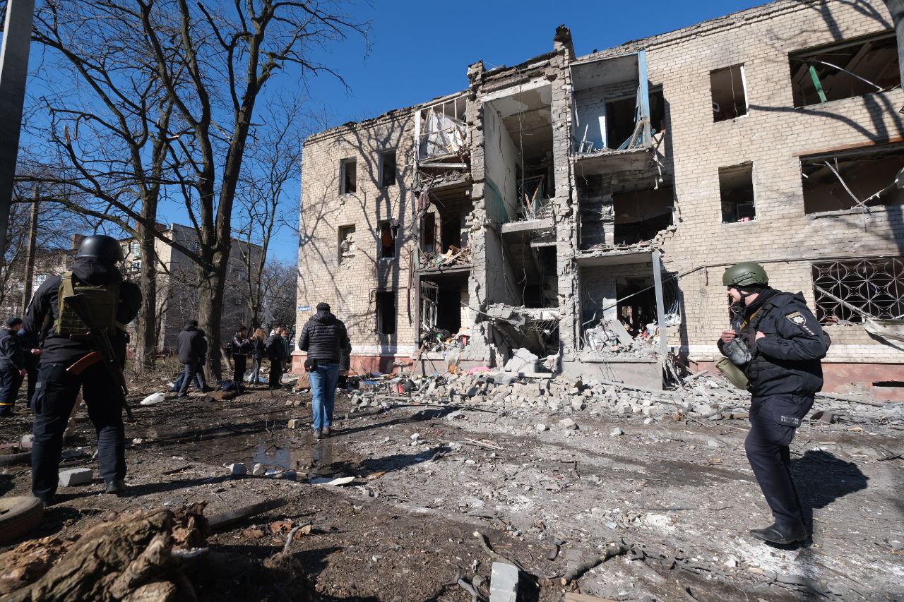 Окупанти вдарили по житлових будинках у Краматорську, є жертви і руйнування (ФОТО, ВІДЕО)