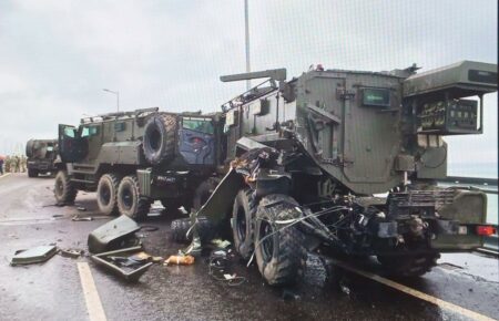 Бронеавтомобілі окупантів «перевищили швидкість» на Керченському мосту: «мінус» 5 авто ворога — ГУР