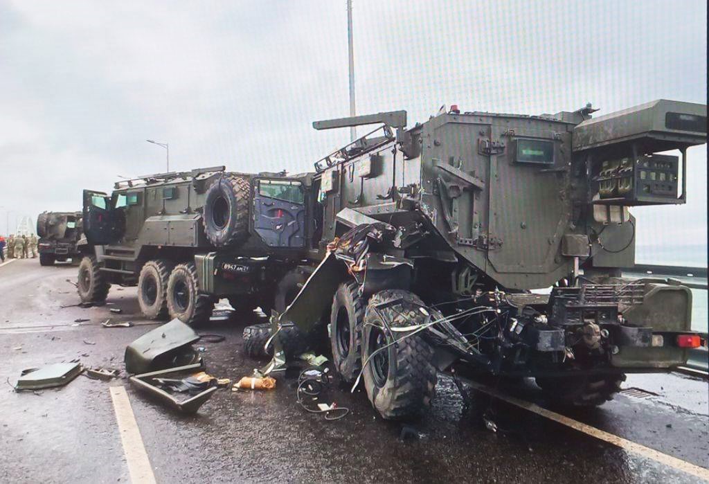 Бронеавтомобілі окупантів «перевищили швидкість» на Керченському мосту: «мінус» 5 авто ворога — ГУР