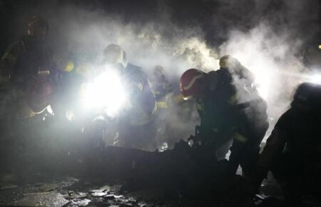 Рятувальники показали ліквідацію наслідків нічної атаки на Київ (ФОТО)