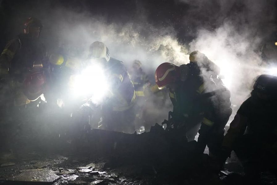 Спасатели показали ликвидацию последствий ночной атаки на Киев (ФОТО)