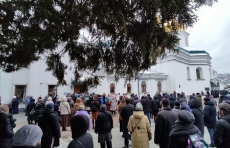 Віряни УПЦ МП зібралися на останнє богослужіння у лаврі (ФОТО, ВІДЕО)