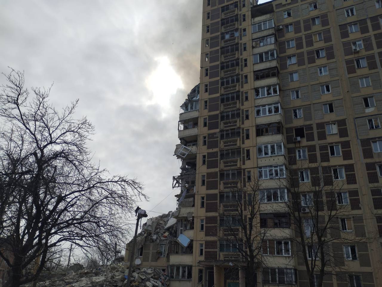 В Авдеевке россияне ракетой Х-59 попали в многоэтажку
