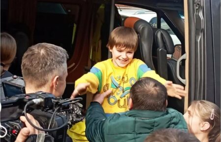 Із 17 дітей, яких повернули в Україну з депортації, декількох росіяни вже помістили у прийомні сім'ї — Микола Кулеба