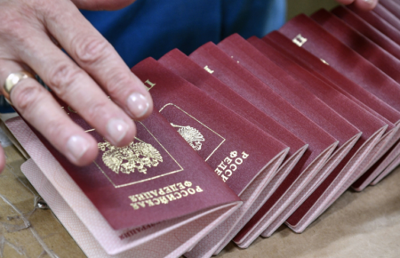 У Бердянську окупанти збирають списки дітей, яким має виповнитися 14 років, щоб примусити їх брати російські паспорти
