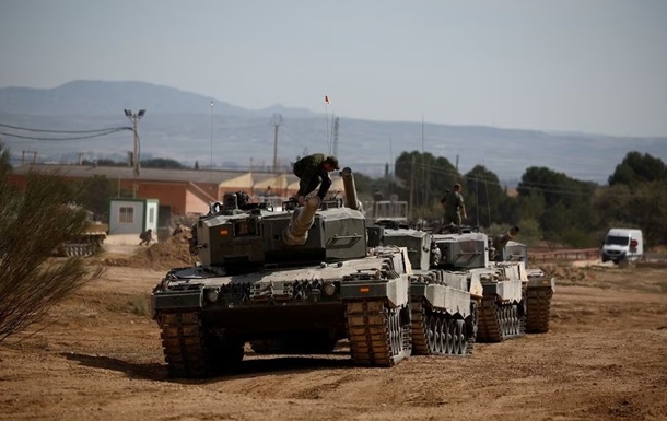 Испания ремонтирует еще четыре танка для передачи Украине — министр обороны