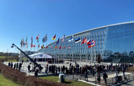 У штаб-квартиры НАТО в Брюсселе подняли флаг Финляндии (ВИДЕО)