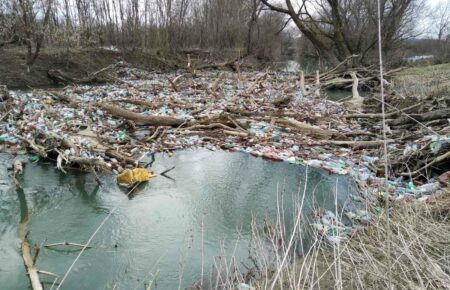У гірській річці на Закарпатті виявили сміттєвий затор завдовжки 45 метрів