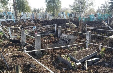 Российские оккупанты ночью обстреляли кладбище в Краматорске (ФОТО)