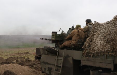 Росіяни застосовують тактику «піхота+артилерія» через нестачу бронетехніки — Лакійчук