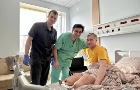Впервые в Украине пациенту вживили протез прямо в кость (ФОТО)