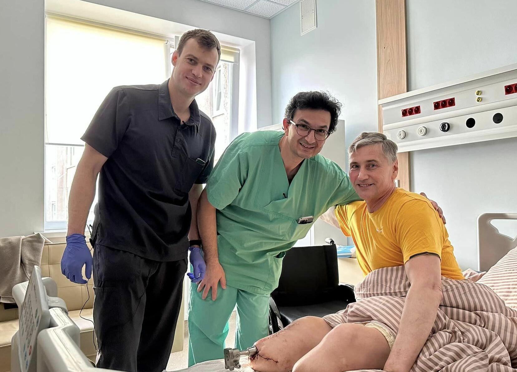 Вперше в Україні пацієнту вживили протез прямо у кістку (ФОТО)