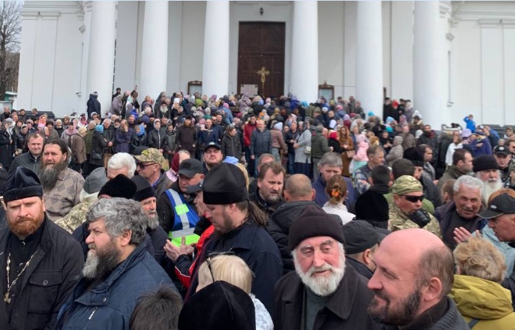 «Геть московського попа!»: у Білій Церкві сотні людей вимагають переходу єпархії до ПЦУ