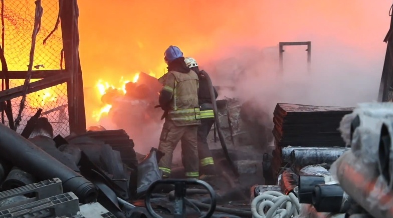 Рятувальники показали ліквідацію наслідків російської атаки на Дніпро (ВІДЕО)