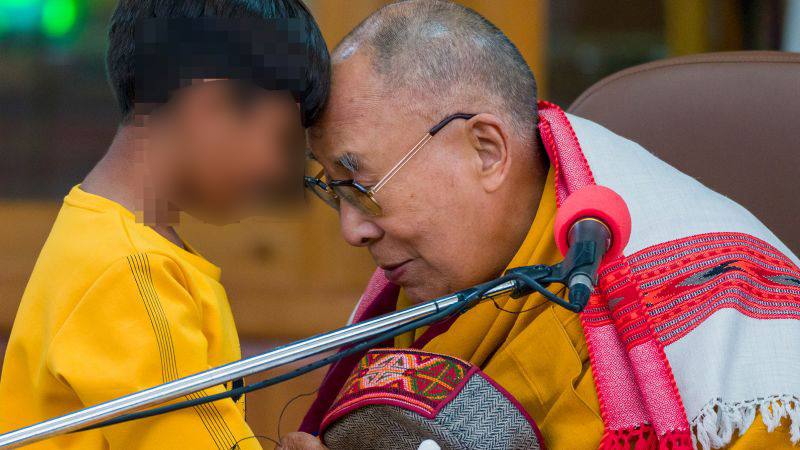 Далай-лама вибачився після того, як поцілував у губи хлопчика та просив «посмоктати» його язика