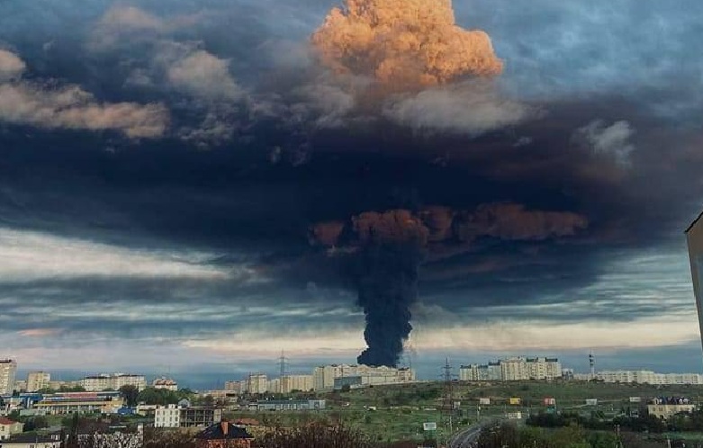 «Війна повертається туди, звідки вона починалася» — політолог про пожежу в Севастополі