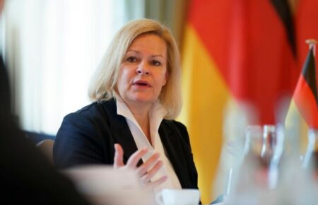 Голова МВС Німеччини пригрозила не видавати візи російським спортсменам