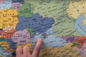 30 міжнародних компаній поширюють фейки про Україну в освітніх матеріалах — фактчекер