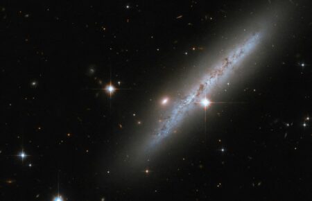 Телескоп Hubble сделал фото дальней галактики в созвездии Верблюд