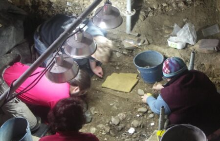 Археологи нашли в пещере в Испании мастерскую по изготовлению костяных орудий времен палеолита