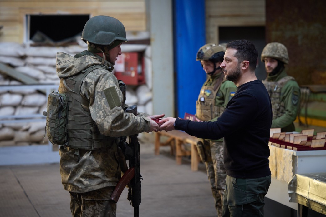 Фото—Зеленський відвідав позиції українських захисників в Авдіївці (ФОТО) | Новини на Громадському радіо