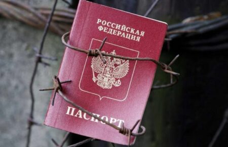 На окупованій Херсонщині ворог погрожує залишити без медпослуг людей, які не отримали паспортів РФ