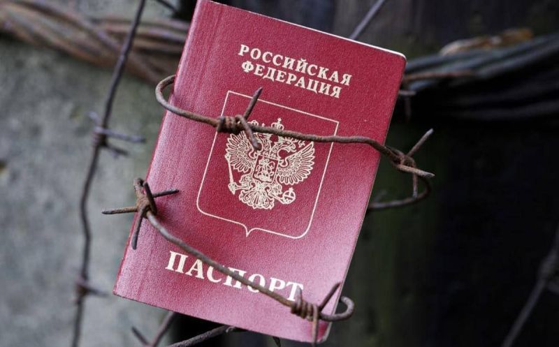 На окупованій Херсонщині ворог погрожує залишити без медпослуг людей, які не отримали паспортів РФ