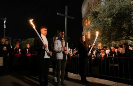 Під час Хресної Ходи у Римі спільно зачитали тексти «примирення» від імені українського підлітка та хлопця з РФ