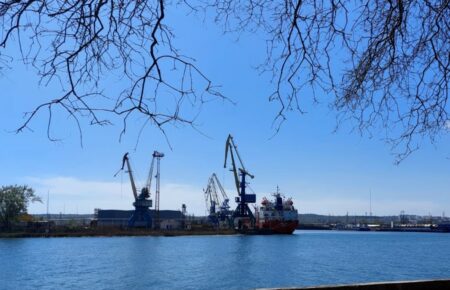 В порт оккупированной Керчи зашел иностранный газовоз (ФОТО)