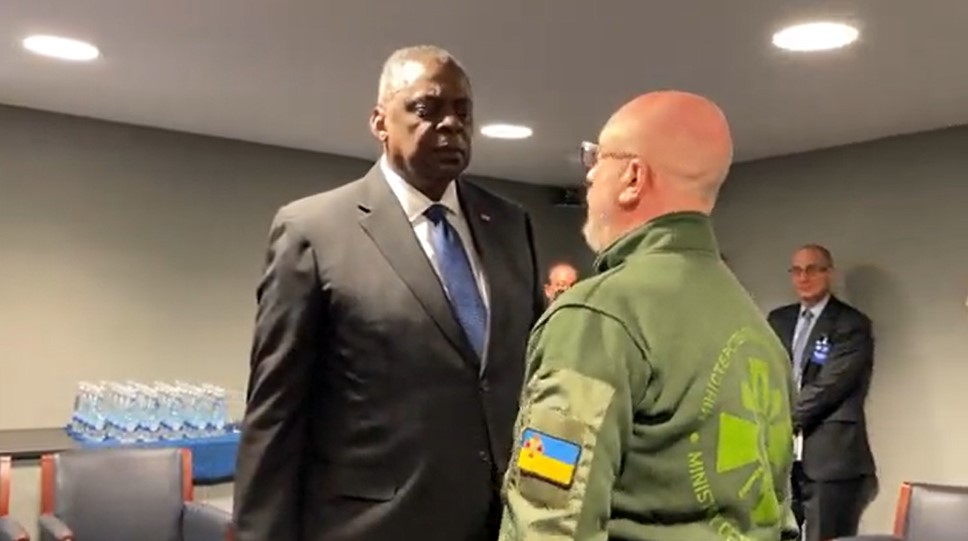 Глава Пентагона и министр обороны Украины встретились перед заседанием «Рамштайна» (ВИДЕО)