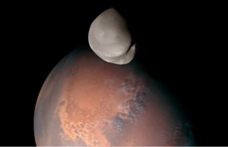 Аппарат NASA Odyssey сфотографировал горизонт и спутник Марса