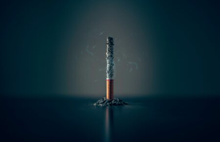 Хімічні речовини від цигарок осідають навіть на одязі курця — лікарка про пасивне куріння